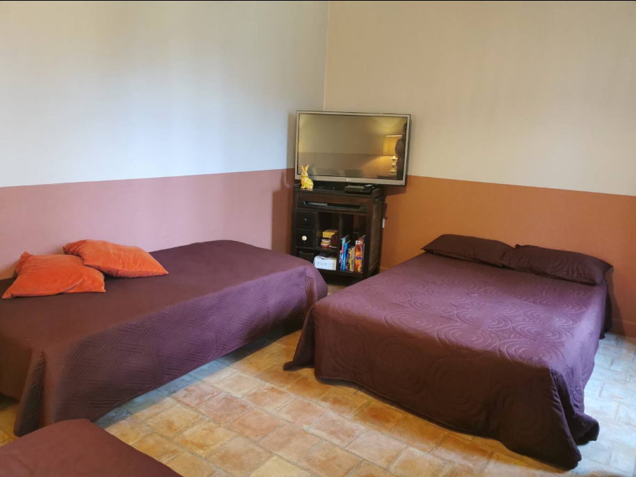 Chambre 5 – deux lits doubles et un lit simple