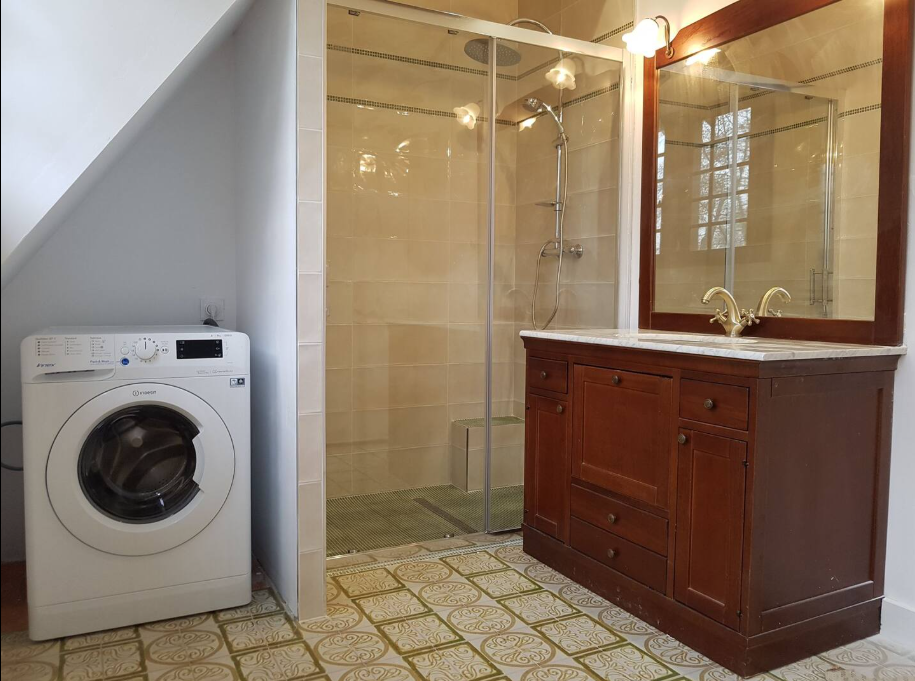 Salle de bains 1 – équipements