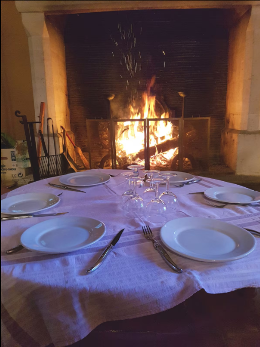 salon du Moulin Chez Nanot avec cheminée et grande table